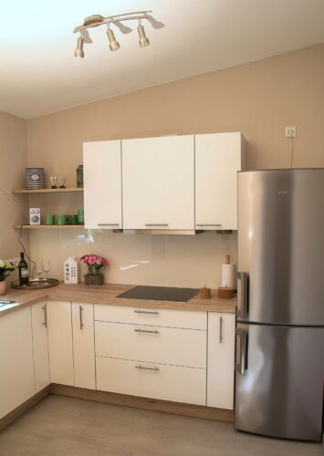 Aus der alten Küche ist nur der Kühlschrank geblieben. Foto: Küchen Journal