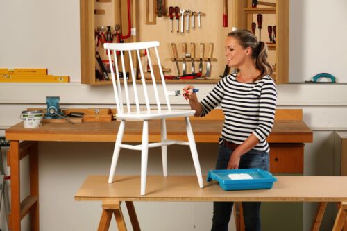 Mit einem frischen Anstrich erhalten ältere Möbel ein zweites Leben. Interieur Designerin und Fernsehmoderatorin Eva Brenner zeigt, wie es geht.
Foto: djd/www.schoener-wohnen-farbe.com
