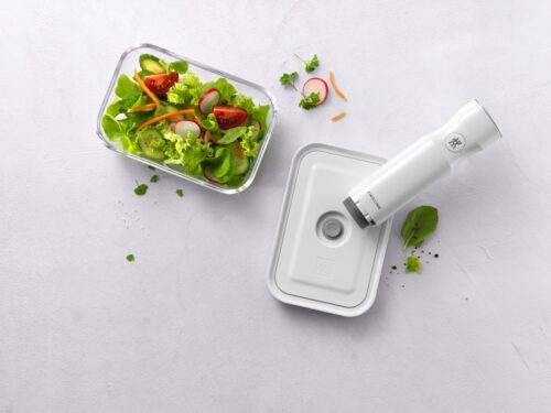 Mit den Vakuumboxen und Beuteln von „Zwilling Fresh & Save“ bleiben Salat, Gemüse und Co. bis zu fünf Mal länger frisch, da ihnen der Sauerstoff entzogen wird, ab ca. 90 Euro. Foto: Zwilling