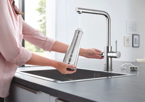 Per App lässt sich „Grohe Blue“ steuern. So behält man auch den eigenen Wasserkonsum im Blick und weiß, wann der Filter getauscht werden muss. Foto: Grohe