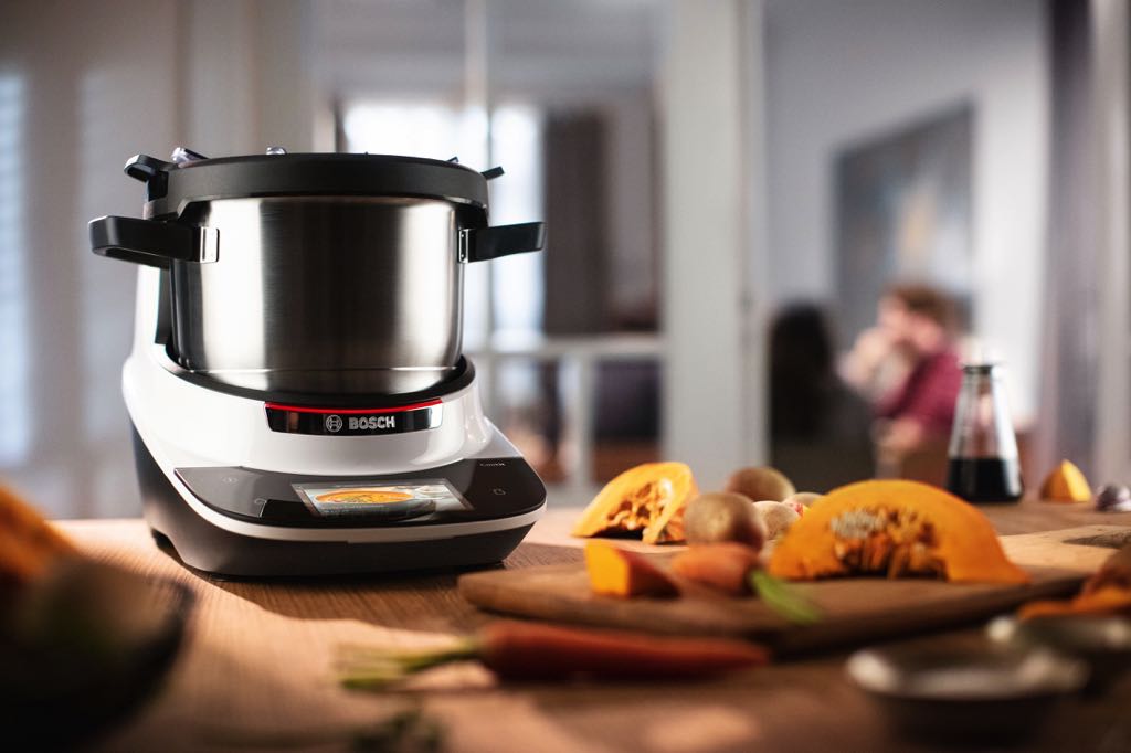 Maximale Flexibilität: Bosch Cookit überzeugt mit drei Kochmethoden, Anbraten bis zu 200 Grad, einem 3-Liter-XL-Topf für große Familienmahlzeiten und sieben verschiedenen professionellen Werkzeugen. Foto: Bosch