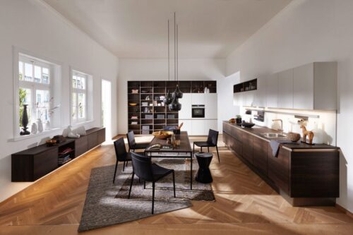 Durch die einheitliche Gestaltung der Möbel präsentiert sich das Ambiente sehr stilvoll. Foto: AMK