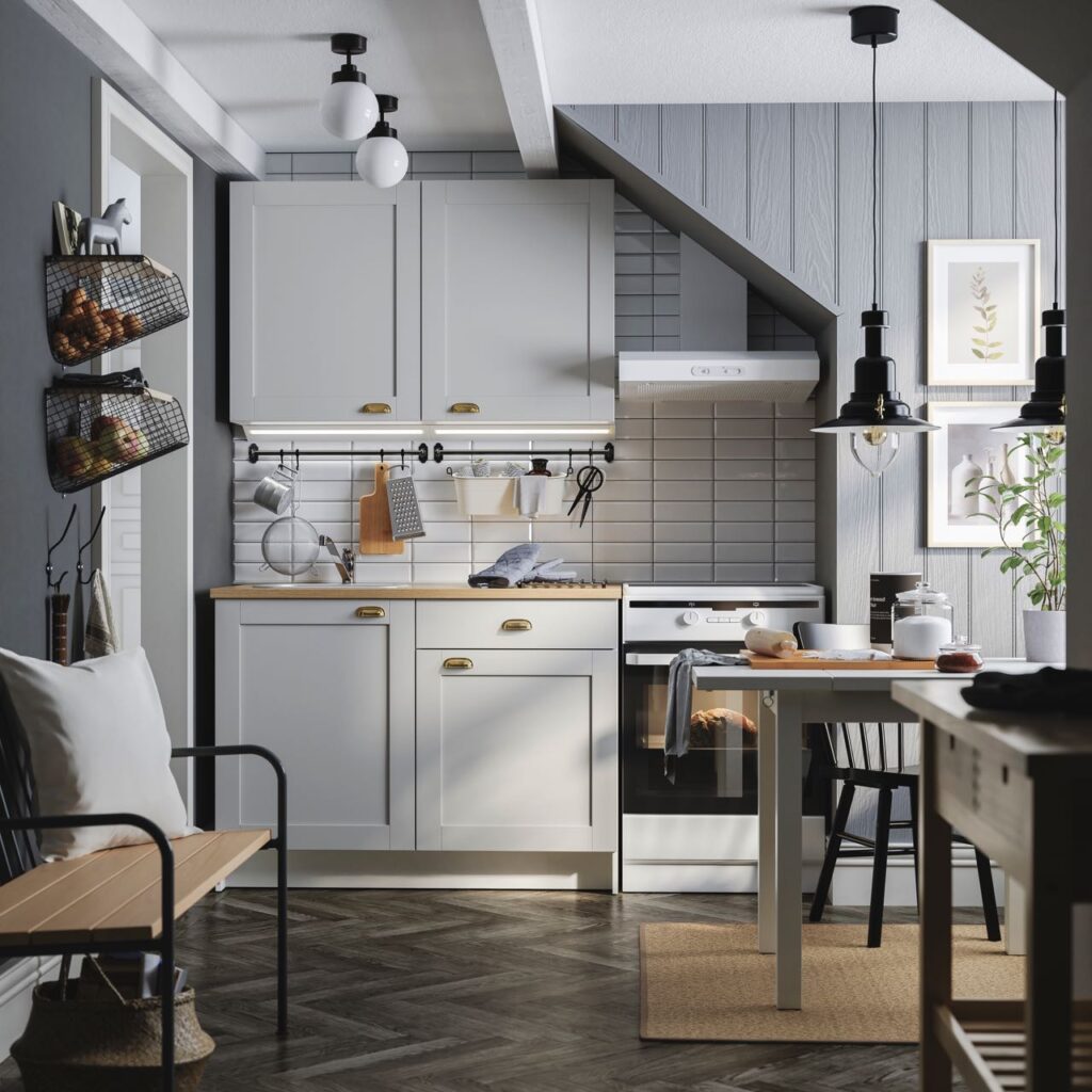 Hier wurde die Nische unter der Dachschräge perfekt genutzt, um die Küchenzeile zu integrieren. Alles von Ikea. Foto: Inter IKEA Systems B.V.