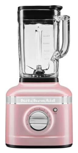 Der „Artisan Standmixer K400“ in Seidenpink von KitchenAid ist nicht nur optisch einen Blick wert. Es lassen sich in ihm tolle Smoothies oder angesagte Acai Bowls ohne viel Aufwand zubereiten. Foto: KitchenAid