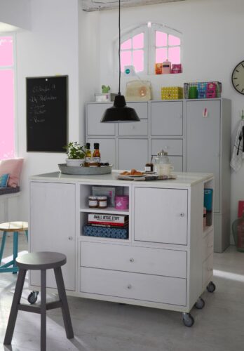 Der mobile Küchentresen aus weiß lackiertem Kiefernholz von Car Möbel ist ein Multitalent. Er bietet Stauraum und einen Essplatz und lässt sich in der Küche überall hinschieben. Foto: CAR Möbel