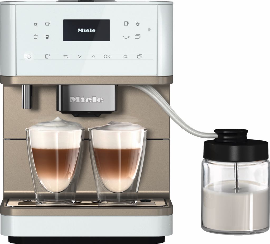 Der Stand-Kaffeevollautomat „CM6 MilkPerfection“ von Miele ist besonders geeignet für Milchkaffee-Varianten, denn durch eine zweifache Dampfzugabe wird ein doppeltes Aufschäumen ermöglicht. Neu: Die Maschine ist vernetzbar und für Espresso-Fans leitet der Barrista Assistant der Miele-App Sie Schritt für Schritt zum besten Espresso-Ergebnis. Foto: Miele