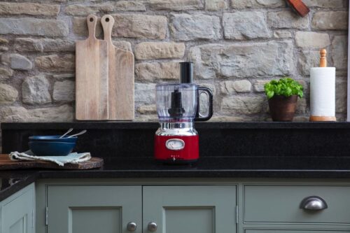 Shakes, Suppen und Smoothies lassen sich hier zubereiten. Der „Retro Ribbon Red“ Glas-Standmixer von Russell Hobbs hat drei Geschwindigkeitsstufen und ein Fassungsvermögen von bis zu 1,5 Litern. Foto: Russell Hobbs