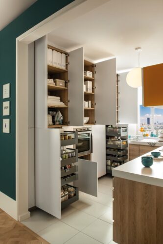 Extra für hohe Decken. Mit „Opti-Line“ bietet Schmidt ordentlich Platz. Küche aus der Serie „Arcos Portland“. Foto: Schmidt Küchen