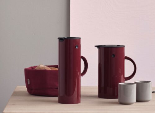 Das schöne Design hat der kabellose Wasserkocher „EM77“ von der passenden Isolierkanne von Stelton. Er kann sich also im Regal oder auf der Arbeitsplatte sehen lassen, in der Farbe „Warm Maroon“ ca. 80 Euro. Foto: Stelton