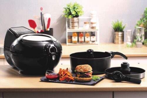 In dieser Fritteuse kann man gleichzeitig zwei Gerichte kochen, dank zwei Ebenen. Praktisch ist das große Bedienfeld. „AntiFry Genius 2in1“ von Tefal, ca. 250 Euro. Foto: Tefal