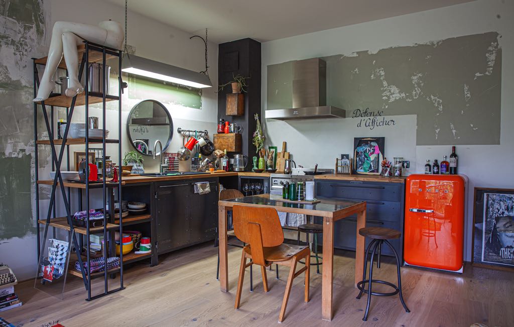 Eine Küche wie in Kunstwerk. Foto: Catherine Lupis Thomas & Noodles Authentic Furniture