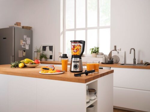 Ein Smoothie aus exotischen Früchten gibt gerade im Winter neue Power. Standmixer „VitaPower Serie I 4“ von Bosch. Foto: Bosch