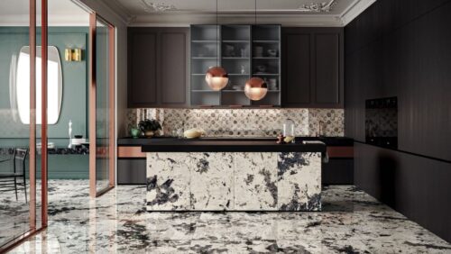 Inspiriert von feinstem Marmor sind die Fliesen von Ceramiche Piemme. Durch die Schiebetür und die Großzügigkeit des Raums kann man sich hier auch mit einem Rollstuhl perfekt bewegen. Foto: Ceramiche Piemme