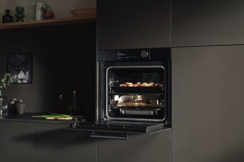 Genieße maximale Flexibilität beim Zubereiten von mehreren Gerichten. Dank seines geteilten Garraums ermöglicht der Dual Cook Steam™ Ofen die zeitgleiche Zubereitung von verschiedenen Gerichten mit unterschiedlichen Temperaturen und Betriebsarten. Foto: Samsung