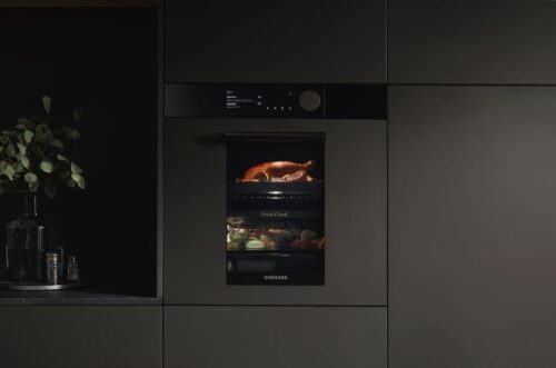 Das vertikale Sichtfenster des Einbaubackofens als innovatives Design Highlight in deiner Küche. Foto: Samsung
