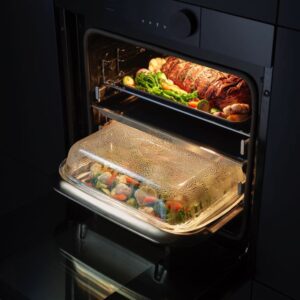 Man muss sich nicht mehr für eine Zubereitungsform entscheiden. Oben gart der Sonntagsbraten, unten sorgt das Dampfgargefäß für knackiges Gemüse. Foto: Samsung | KÜCHEN JOURNAL Man muss sich nicht mehr für eine Zubereitungsform entscheiden. Oben gart der Sonntagsbraten, unten sorgt das Dampfgargefäß für knackiges Gemüse. Foto: Samsung