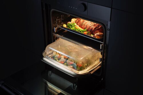 Man muss sich nicht mehr für eine Zubereitungsform entscheiden. Oben gart der Sonntagsbraten, unten sorgt das Dampfgargefäß für knackiges Gemüse. Foto: Samsung