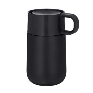 Bis zu sechs Stunden hält der Morgenkaffee in der „Impulse Travel Mug“ von WMF ihre Temperatur. Sie sind auslaufsicher und können so ohne Bedenken auch in den Rucksack gepackt werden, ca. 25 Euro. Foto: WMF