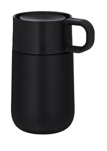 Bis zu sechs Stunden hält der Morgenkaffee in der „Impulse Travel Mug“ von WMF ihre Temperatur. Sie sind auslaufsicher und können so ohne Bedenken auch in den Rucksack gepackt werden, ca. 25 Euro. Foto: WMF