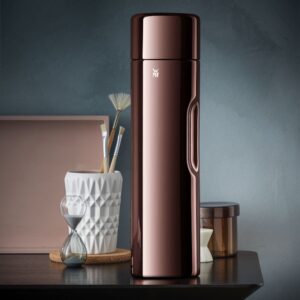 Der doppelwandige Isolierkolben bei der „Motion Isolierflasche“ von WMF ist aus Cromagan® Edelstahl rostfrei. Das sorgt dafür, dass Flüssigkeiten bis zu 12 Stunden warm bleiben. Das edle Design und die Farbe Kupfer machen die Flasche zum Eyecatcher, ca. 40 Euro. Foto: WMF