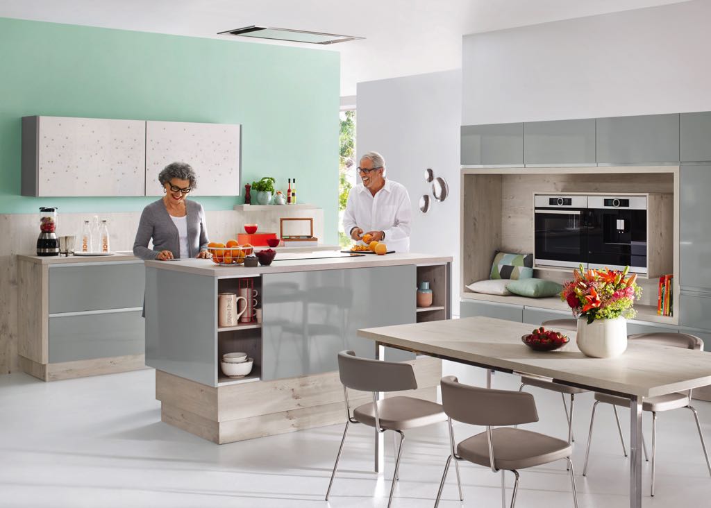 Eine Küche, die speziell auf die ältere Generation zugeschnitten ist, erleichtert die Arbeit. Die Kücheninsel „ergoAgent base“ lässt sich über ein Bedienfeld in der Höhe verstellen. Foto: Ballerina