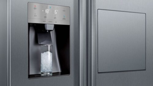 Kaltes Wasser, Eiswürfel oder Crushed Ice kommen auf Knopfdruck. Foto: Siemens