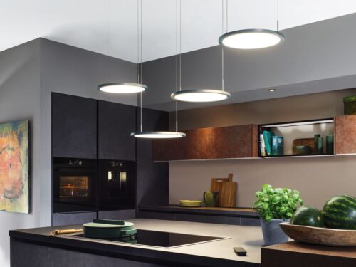 Wenn keine Dunstabzugshaube gewünscht ist, lässt sich das Kochfeld stylisch mit solchen Lampen in Szene setzen. Foto: Naber