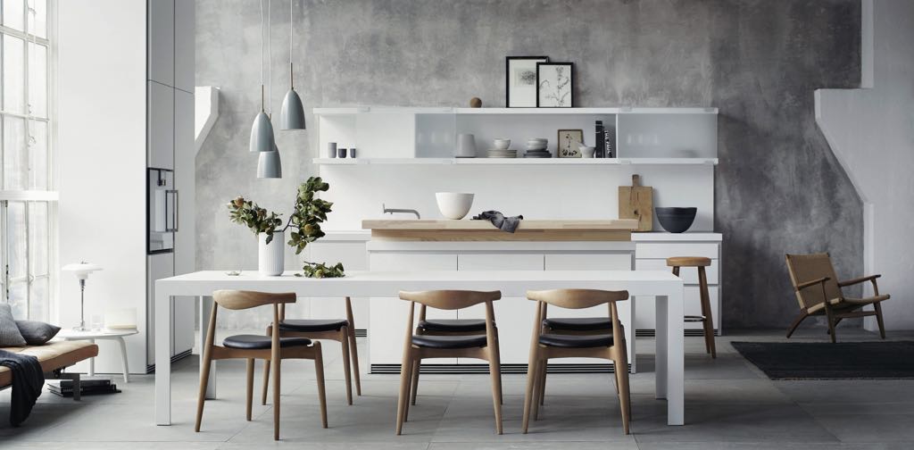 Schlichter geht es nicht. Das matte Weiß unterstreicht den nordischen Stil der Küche von Bulthaup. Ein toller Kontrast ist das helle Holz. Foto: Bulthaup