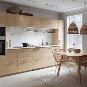 Das Hygge-Gefühl stellt sich gleich auf den ersten Blick ein. Denn das ergibt die Kombination aus minimalistischem Design, hellem Holz und Marmor. Foto: Inter IKEA Systems B.V.