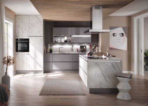 Marmor ist neben hellem Grau das Hauptelement. Küche „Merkur“, in „Carrara“ und „Weiß“. Foto: Häcker