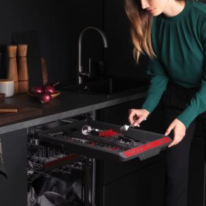 Auch schmale Spülmaschinen haben eine komfortable Besteckschublade. Foto: Initiative Hausgeräte+