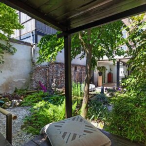 Der neue Garten ist eine idyllische grüne Oase, eingerahmt von den Mauern und Wänden der umliegenden Häuser.
Foto: djd/Solarlux/Martijn Vonck