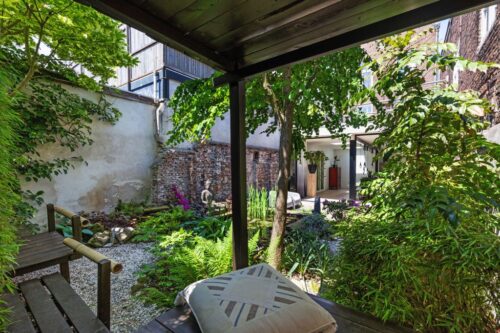 Der neue Garten ist eine idyllische grüne Oase, eingerahmt von den Mauern und Wänden der umliegenden Häuser.
Foto: djd/Solarlux/Martijn Vonck