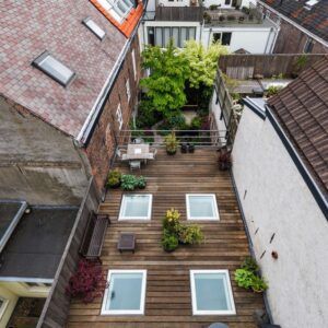 Über dem Küchenbereich liegt die großzügige Terrasse. Vom Dachgeschoss aus gesehen wird deutlich, wie schmal das Haus ist.
Foto: djd/Solarlux/Martijn Vonck