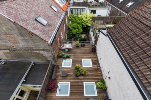 Über dem Küchenbereich liegt die großzügige Terrasse. Vom Dachgeschoss aus gesehen wird deutlich, wie schmal das Haus ist.
Foto: djd/Solarlux/Martijn Vonck