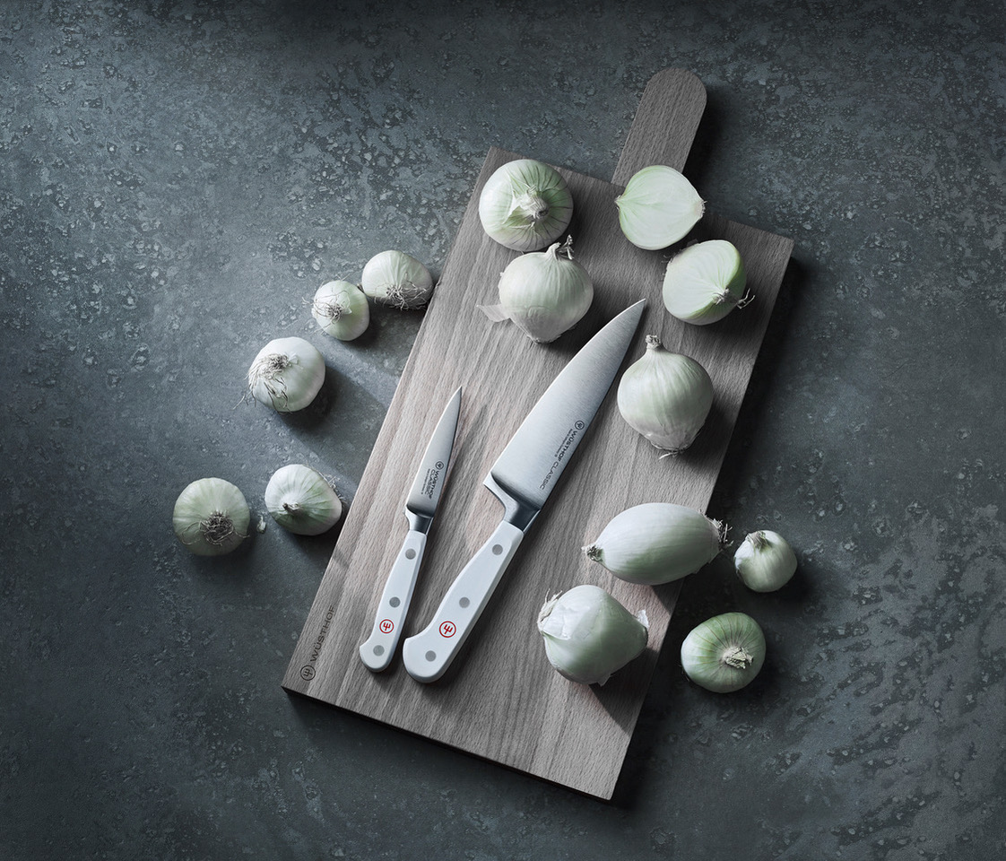Ganz in Weiß kommen die Messer von Wüsthof daher. Zur „Classic“ Serie gehört auch das Gemüsemesser (links). Die weiße Griffschale ist aus einem lebensmittelechten Spezialkunststoff gefertigt und sehr langlebig. Foto: Wüsthof