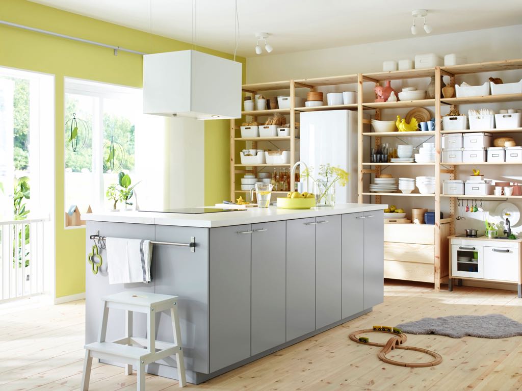 Die Kombination aus hellem Grau, Holz und Gelb macht den ganzen Raum sehr wohnlich. Alles von Ikea. Foto: Inter IKEA Systems B.V