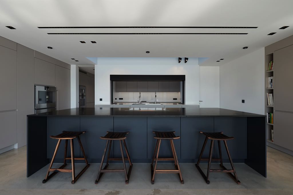 Die Küchengestaltung ist die genau wie die Architektur des Gebäudes geradlinig und modern gehalten. Foto: Robert Niederl