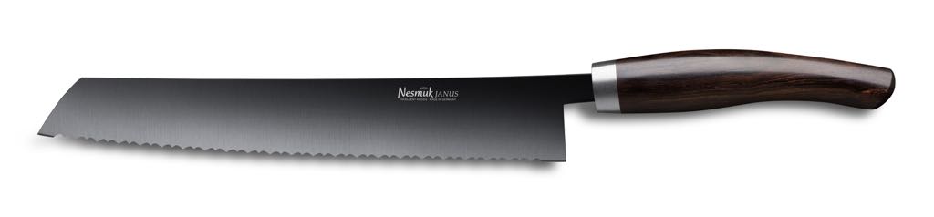 Ein Hingucker ist die schwarze Klinge. Das Brotmesser von Nesmuk ist aus der Serie „Janus“. Foto: Nesmuk