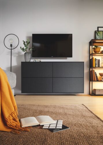Das Sideboard von Schüller schafft einen harmonischen Übergang von Küchenmöbeln und Wohnzimmerausstattung. Foto: Schüller