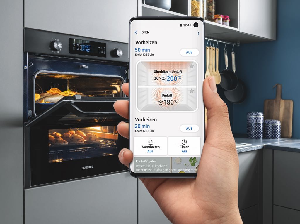 Über die SmartThings App lassen sich beide Backöfen mit anderen Geräten vernetzen und an persönliche Bedürfnisse anpassen. So können Nutzer über ihr Smartphone bequem die Garzeit überwachen, den Backofen vorheizen oder die Temperaturen anpassen, während sie in einem anderen Raum Zeit mit ihren Gästen verbringen. Foto: Samsung