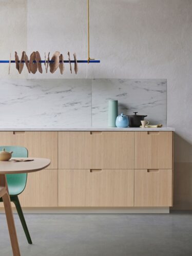 Bei Ikea hat man sich mit der Front „Fröjered“ aus Bambus für einen Beitrag zur Nachhaltigkeit entschieden. Der Bambus stammt aus verantwortungsvollem Anbau. Er ist sehr langlebig und äußerst strapazierfähig. Die integrierten Griffe strahlen Modernität aus und wirken sehr klar. Sie sorgen für die Portion Hygge-Feeling. Foto: Inter IKEA Systems B.V