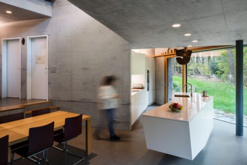 Die teils schwebende Kücheninsel verbindet die Ess- und Koch-Zone. Foto: Philippe Wiget für DALUZ GONZALEZ ARCHITEKTEN