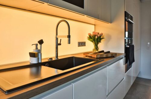 In der Küche bieten sich Wandpaneels aus Glas besonders an. Foto: BF/FRERICHS GLAS GmbH