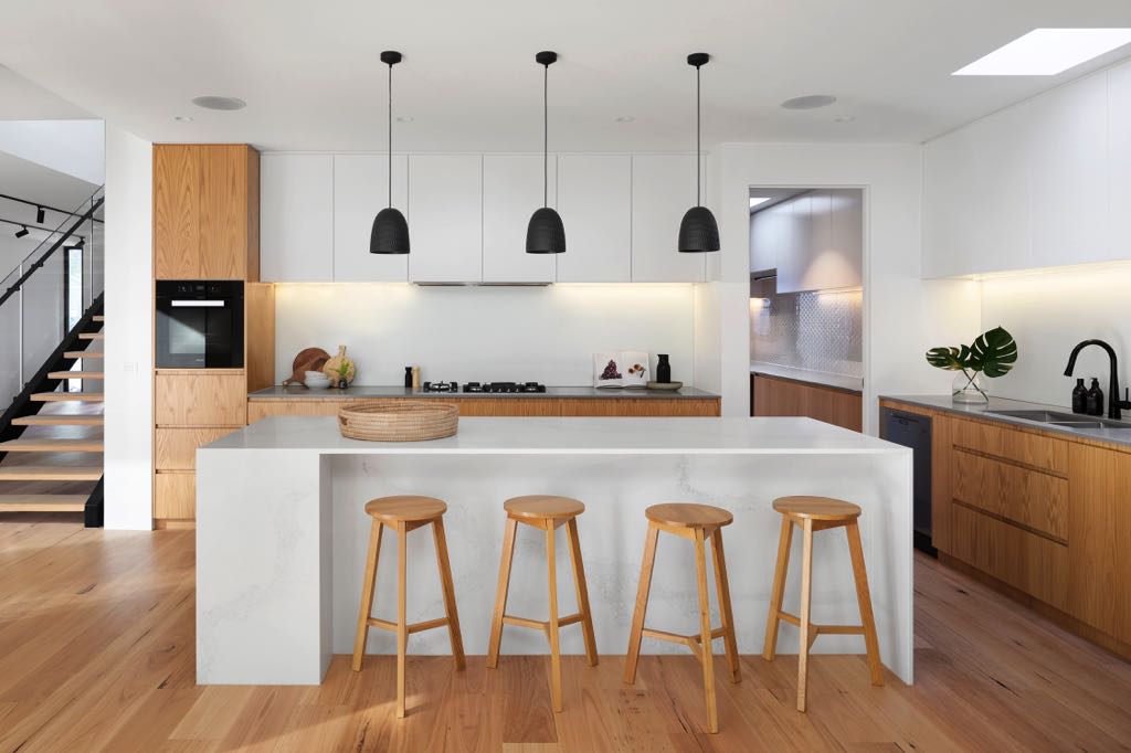 Eine moderne, attraktive Küche kann modular zusammengestellt werden. Foto: R Architecture by Unsplash