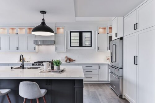 Manchmal hilft es schon wenn man die Küchengriffe, die Armatur und die Lampe gegen modernere Modelle ersetzt. Foto: Sidekix Media by Unsplash
