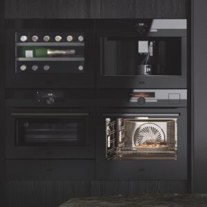 Die Öfen der „Matt-Black“ Serie von AEG haben viele smarte Features zu bieten. Foto: AEG | KÜCHEN JOURNAL Die Öfen der „Matt-Black“ Serie von AEG haben viele smarte Features zu bieten. Foto: AEG