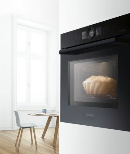 Die Backöfen von Bosch sorgen durch künstliche Intelligenz dafür, dass der Ofen zum Beispiel ganz genau weiß, wann der Kuchen fertig ist und sich sogar Details fürs nächste Mal merken kann. Foto: Bosch