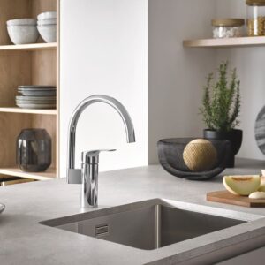 Die neue „Eurosmart“ Armatur von Grohe hat getrennte innere Wasserwege. Sie sorgen dafür, dass das Wasser innerhalb des Rohres nicht in Kontakt kommt mit Blei oder Nickel. Die sogenannte „Zero Technologie“ hat auch den Vorteil, dass es keine Berührungen zwischen den inneren Kanälen und dem Gehäuse gibt. So wird der Wasserhahn von außen nicht heiß und man ist vor Verbrühungen geschützt. Das macht die Armatur sicher für Kinder. Foto: Grohe 