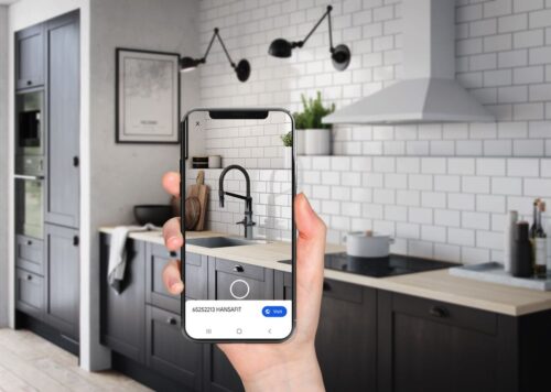 3D-Ansichten via Smartphone – möglich ist das mit dem „Augmented Reality Modus“ von Hansa. Damit lässt sich die „Hansafit Hybrid“ Küchenarmatur interaktiv und visuell in einer physischen Umgebung darstellen und fotorealistisch präsentieren. Foto: Hansa